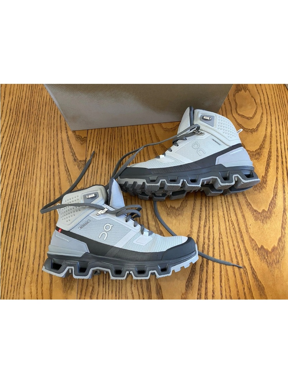 ON CLOUD WOMENS CLOUDROCK 2 WATERPROOF HIKING BOOTS GLACIER ECLIPSE NWB